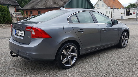 Volvo S60 2 of 5