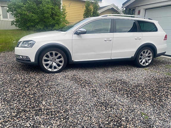 Volkswagen Passat Alltrack 2 of 11
