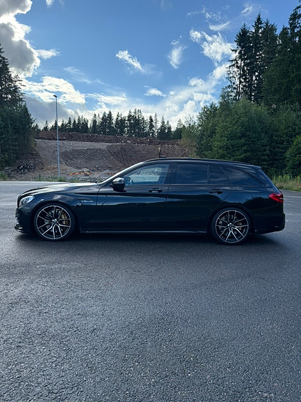 Mercedes-Benz C63 2 of 5