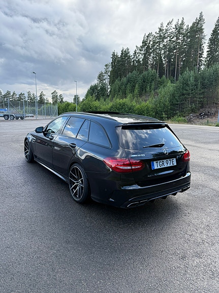 Mercedes-Benz C63 3 of 5