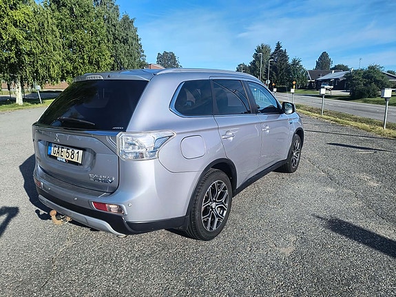 Mitsubishi Outlander 2 of 5