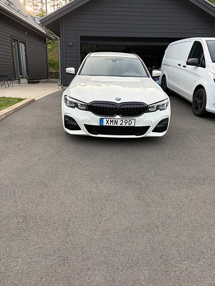 BMW 320d 2 of 4