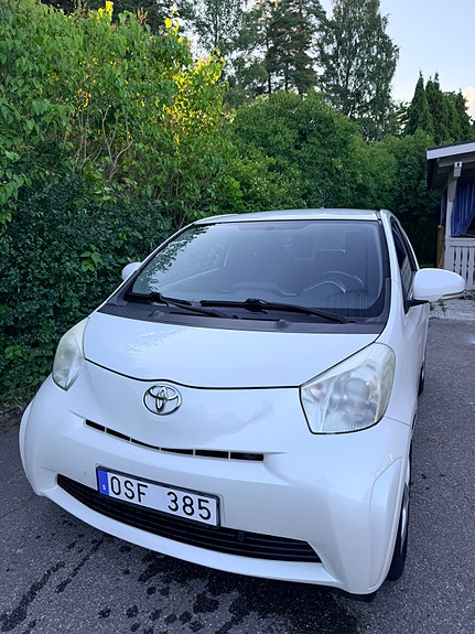 Toyota IQ 3 of 5