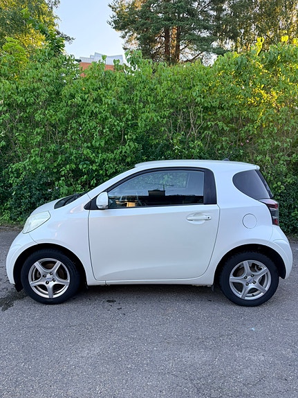 Toyota IQ 2 of 5