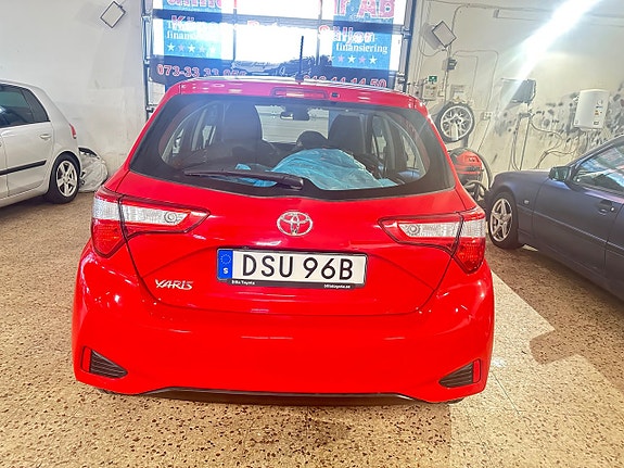 Toyota Yaris 12 of 12