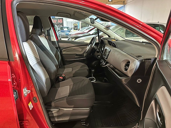 Toyota Yaris 10 of 12