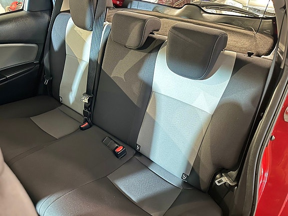 Toyota Yaris 8 of 12