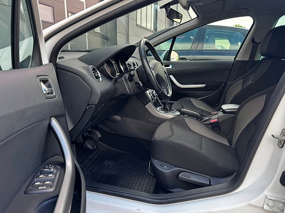 Peugeot 308 SW 12 of 15