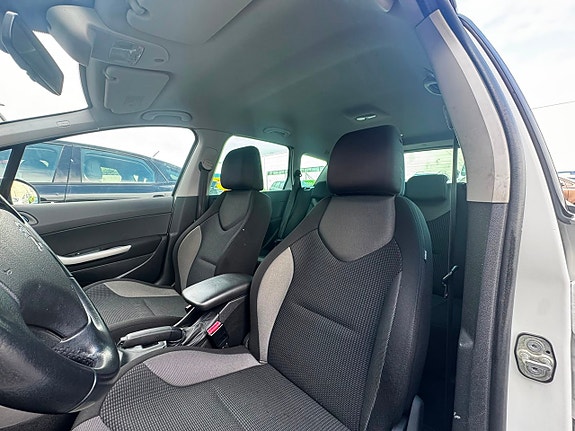 Peugeot 308 SW 11 of 15