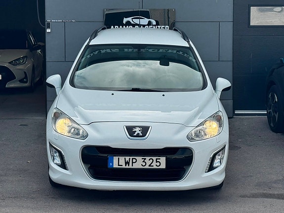 Peugeot 308 SW 2 of 5