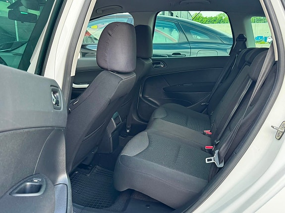 Peugeot 308 SW 14 of 15
