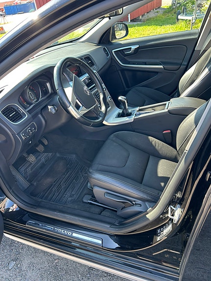 Volvo V60 Cross Country 4 of 5
