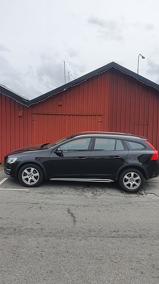 Volvo V60 Cross Country 2 of 5