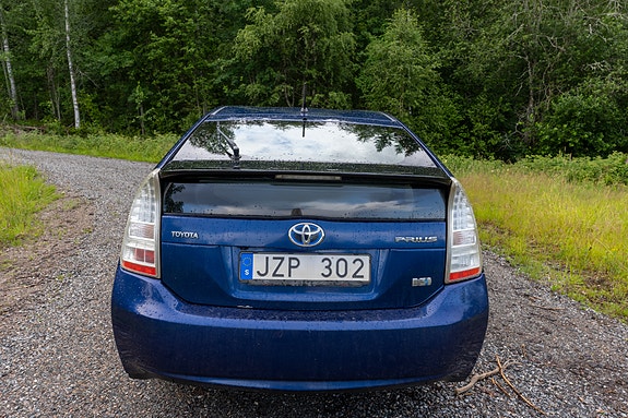 Toyota Prius 4 of 5