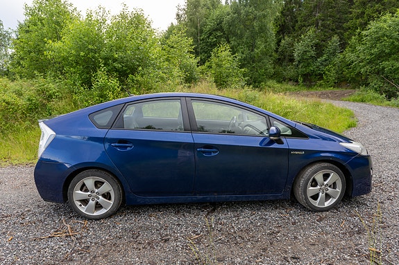 Toyota Prius 2 of 5