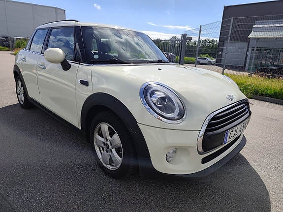 MINI Cooper 2 of 5