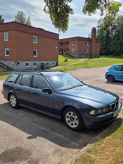 BMW 520i 2 of 5