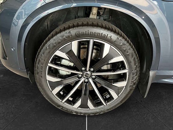Volvo XC90 10 of 16