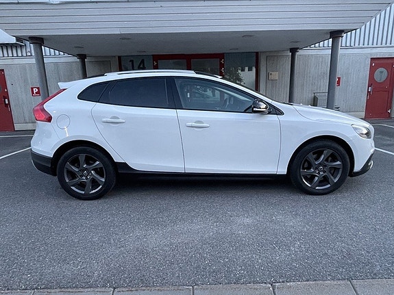 Volvo V40 Cross Country 2 of 22
