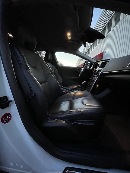 Volvo V40 Cross Country 14 of 22