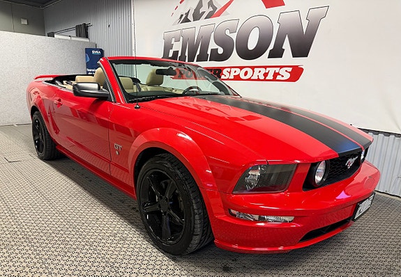 Ford Mustang 2 of 5