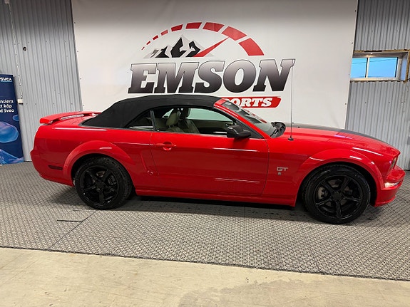 Ford Mustang 4 of 5