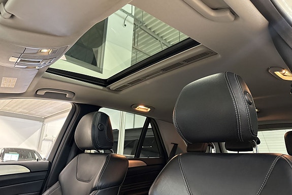 Mercedes-Benz ML350 20 of 27