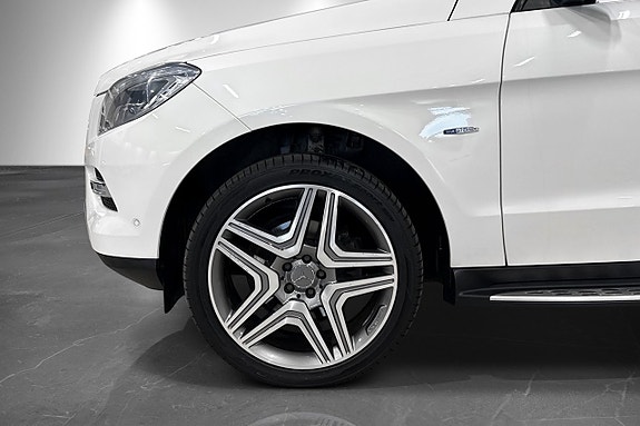 Mercedes-Benz ML350 2 of 5