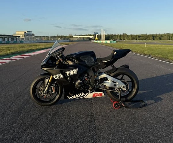 Yamaha YZF-R1M 2 of 3
