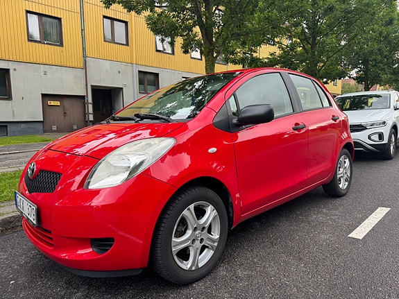 Toyota Yaris 2 of 5