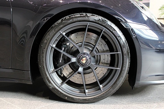 Porsche 911 Carrera 4 GTS 9 of 18