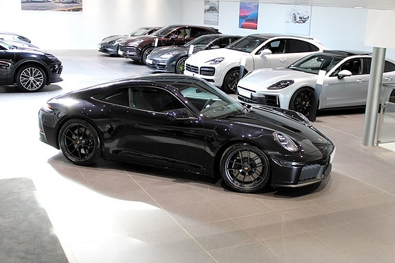 Porsche 911 Carrera 4 GTS 7 of 18