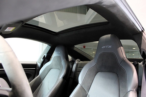 Porsche 911 Carrera 4 GTS 4 of 5