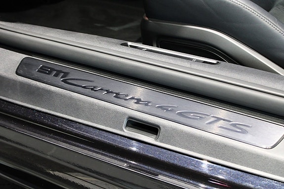 Porsche 911 Carrera 4 GTS 17 of 18