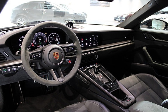 Porsche 911 Carrera 4 GTS 3 of 5