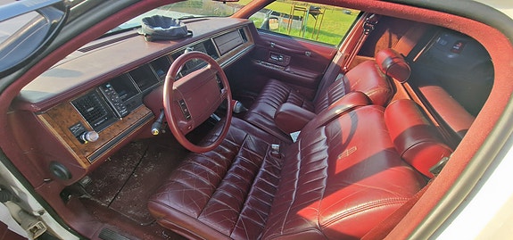 Lincoln Town Car 2 of 5