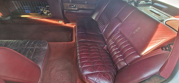 Lincoln Town Car 4 of 5