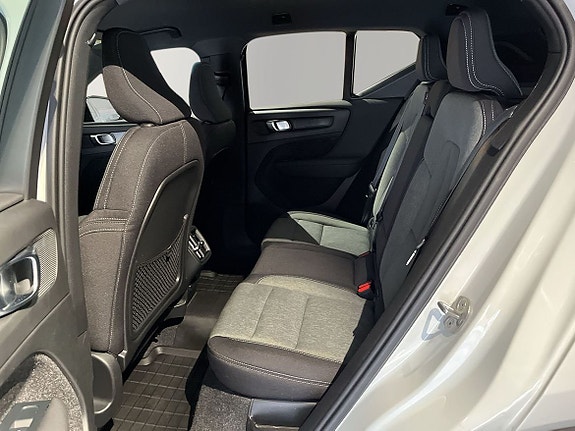 Volvo XC40 7 of 14