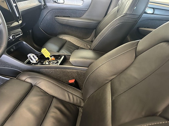 Volvo XC40 3 of 3