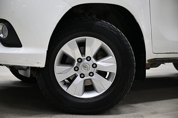 Toyota HiLux 2 of 30