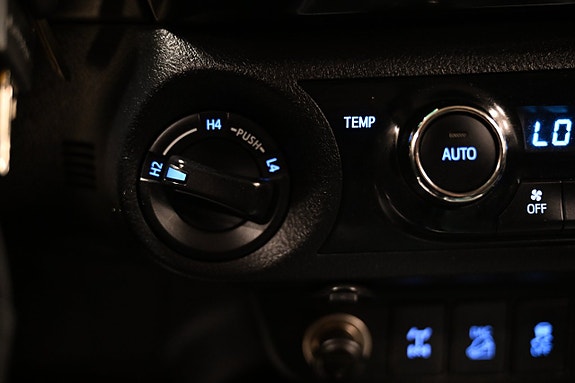 Toyota HiLux 28 of 30