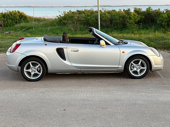 Toyota MR2 3 of 5