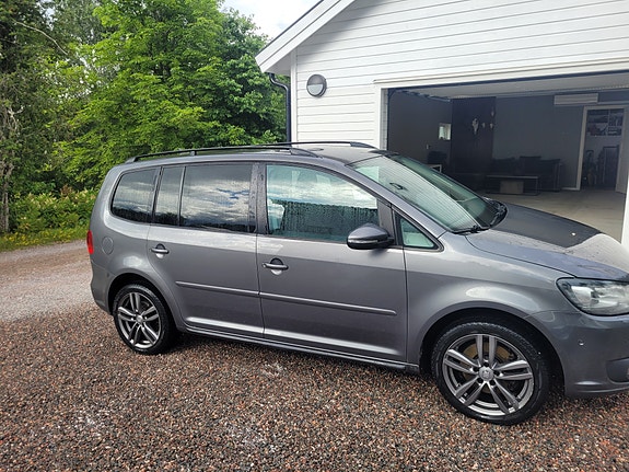 Volkswagen Touran 2 of 5