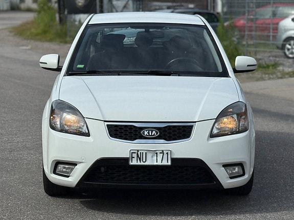 Kia Rio 2 of 17