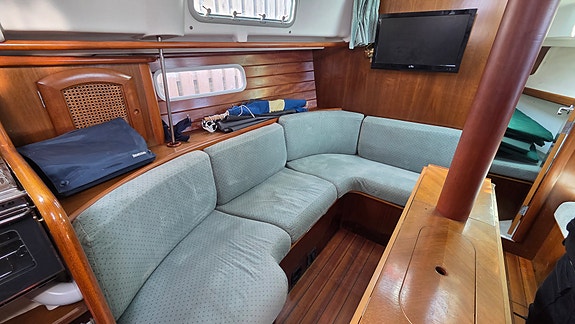 Beneteau Oceanis 36 cc 2 of 5