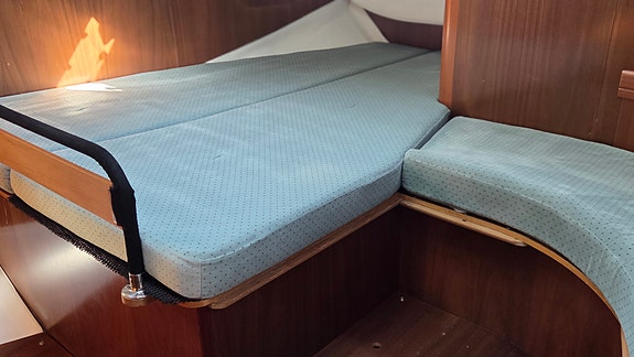 Beneteau Oceanis 36 cc 3 of 5