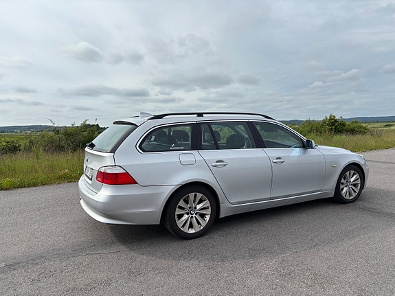 BMW 520i 2 of 5