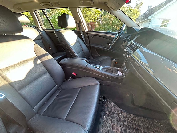 BMW 520i 4 of 5
