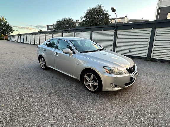 Lexus IS220d 2 of 6
