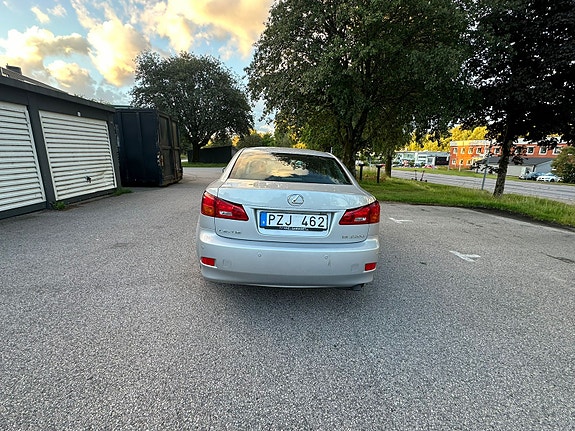 Lexus IS220d 4 of 6